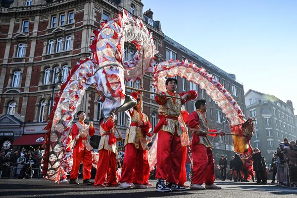 英ロンドン中心部で行われた旧正月を祝うパレードに参加したパフォーマーたち（22日） - Sputnik 日本