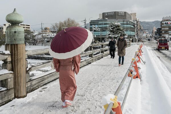 鴨川を渡る人々（京都市、25日） - Sputnik 日本