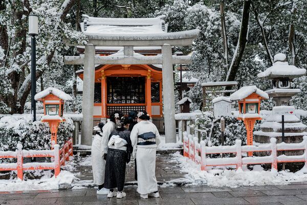 雪の中、着物姿で八坂神社へ参拝に訪れた人々（京都市、25日） - Sputnik 日本