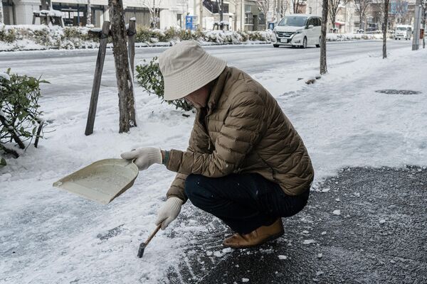 歩道で雪かきをする男性（京都市、25日） - Sputnik 日本