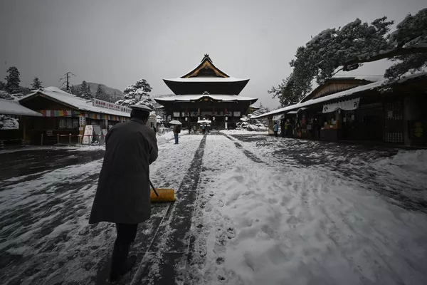 善光寺の境内を雪かきする男性(長野市、25日) 善光寺の境内を雪かきする男性(長野市、25日) - Sputnik 日本