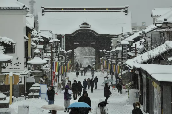 雪の中、善光寺を訪れる人々(長野市、25日) 雪の中、善光寺を訪れる人々(長野市、25日) - Sputnik 日本