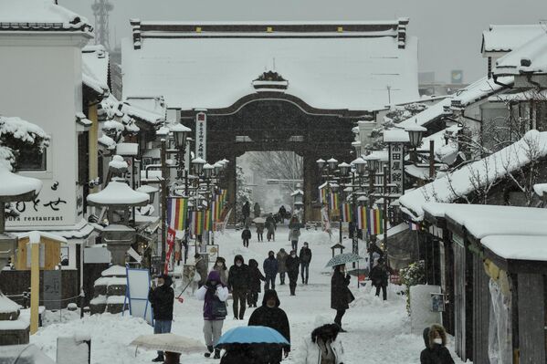 雪の中、善光寺を訪れる人々（長野市、25日） - Sputnik 日本