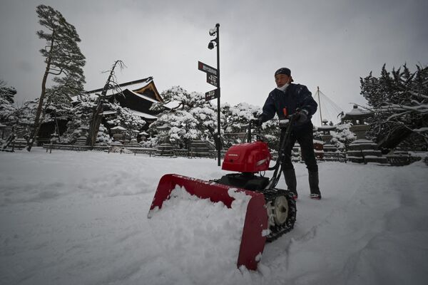 善光寺の境内を雪かきする男性（長野市、25日） - Sputnik 日本