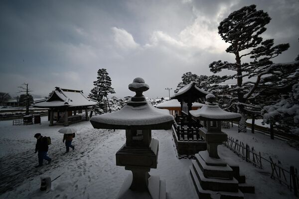 雪の中、善光寺を訪れる人々（長野市、25日） - Sputnik 日本