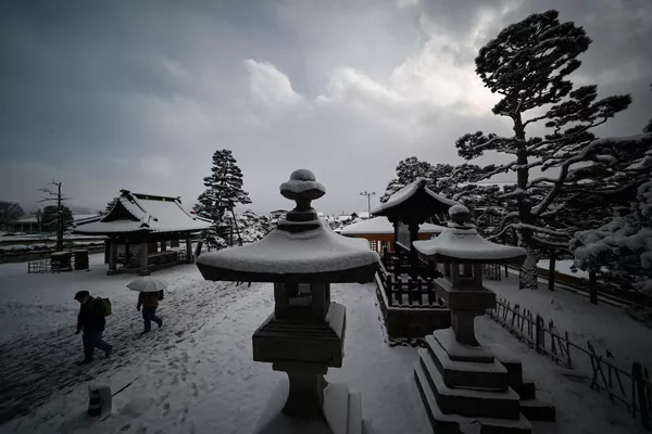 雪の中、善光寺を訪れる人々(長野市、25日) 雪の中、善光寺を訪れる人々(長野市、25日) - Sputnik 日本