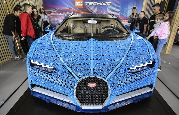 モスクワのゴーリキー公園で開催された展示会で、レゴブロックで作られた走行可能な車「Bugatti Chiron」。100万個以上のレゴブロックが使われ、重さ1500キログラム、最高時速は20キロ。組み立て時間は約13時間で、接着剤は不使用（2019年7月23日撮影） - Sputnik 日本