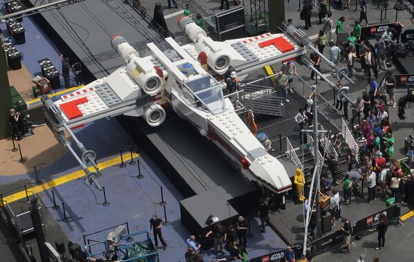米ニューヨークのタイムズスクエアに展示された、映画『スター・ウォーズ』に登場する戦闘機。世界最大のレゴブロックの模型で、高さ3.3メートル、長さ13mメートル、翼幅13.4mメートル。使用されたレゴブロックは約533万個（2013年5月23日撮影） - Sputnik 日本