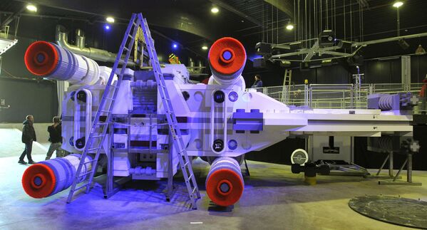 ドイツ・ゲンズブール近郊にある「レゴランド」で、映画『スターウォーズ』に登場する宇宙船の模型を作る技術者たち。翼幅は13メートル。使用されたレゴブロックは約500万個（2014年3月12日撮影） - Sputnik 日本