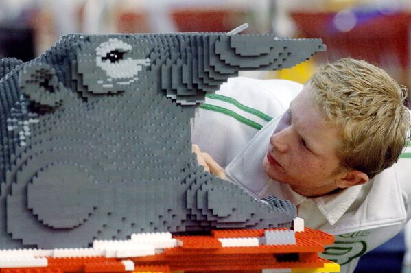 チェコ・クラドノにある工場で、レゴブロックでカバの頭の模型を作るデンマークのレゴ社の従業員（2006年12月13日撮影） - Sputnik 日本