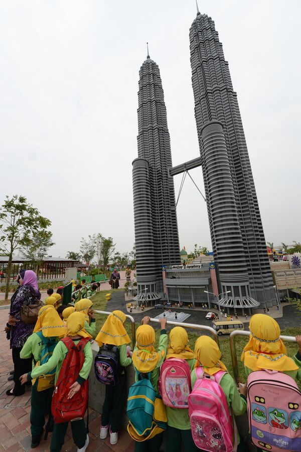 マレーシア・ジョホールバルにあるレゴランドで、レゴブロックで再現されたペトロナスツインタワー見る園児たち（2012年9月14日撮影） - Sputnik 日本