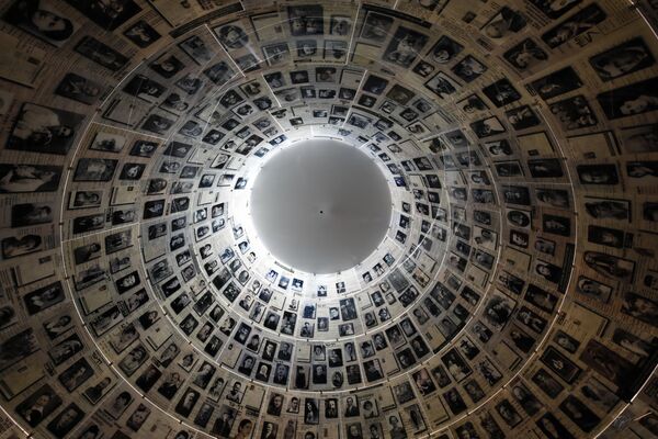 ヤド・ヴァシェム（ホロコースト記念館）にある、天井にホロコースト犠牲者の名前と写真が記された「名前のホール」（イスラエル・エルサレム、2020年4月） - Sputnik 日本