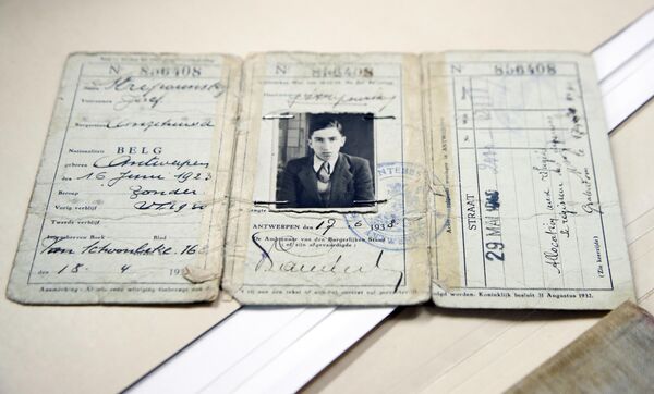 ホロコースト記念館で公開されている、17歳で家族とともにベルギーから逃れたジョセフ・ストリップウンスキーさんの旅券（米ワシントン、2017年6月） - Sputnik 日本
