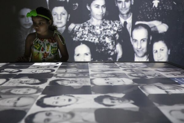 ホロコースト記念館の初日に公開された、ブラジルに避難した人々の物語を表示する展示テーブル（ブラジル・リオデジャネイロ、2023年1月19日） - Sputnik 日本