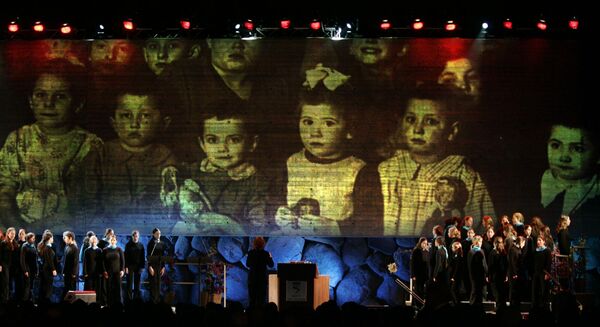 ホロコーストの犠牲者を背景にコーラスが披露されたヤド・ヴァシェム（ホロコースト記念館）の開館式。ホロコーストの犠牲者600万人に焦点を当てた当館の開館式には、約40カ国の首脳や高官らが出席した（イスラエル・エルサレム、2005年3月） - Sputnik 日本