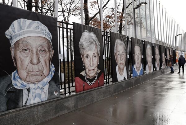 国連本部のフェンスに掛けられた、イタリアの写真家ルイジ・トスカーノ氏によるホロコースト生存者のポートレート。ホロコーストの犠牲者と生存者を追悼するプロジェクト「Lest We Forget」と連動した展示会「Survivors, Victims and Perpetrators」の一部（米ニューヨーク、2018年1月） - Sputnik 日本