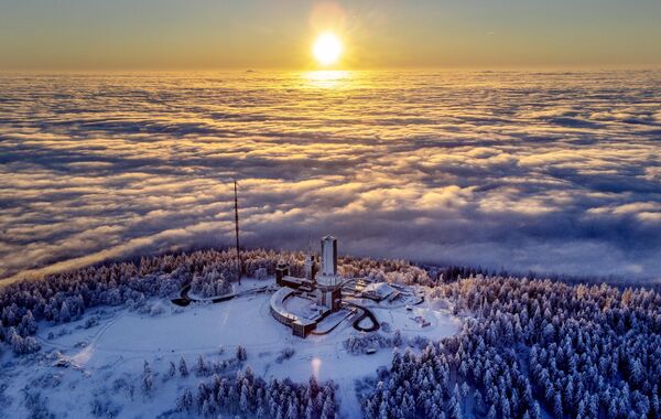 霧に覆われる中、フェルトベルク山の頂上から昇る太陽（ドイツ・フランクフルト、25日） - Sputnik 日本