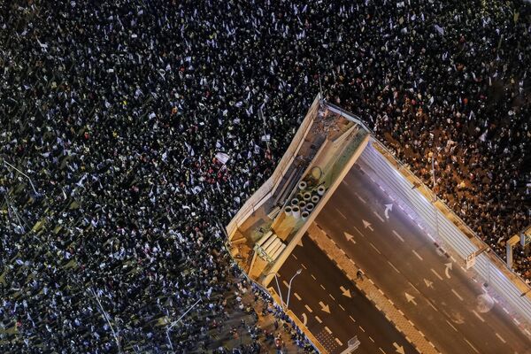 ネタニヤフ新政権による司法制度改革計画に抗議する数万人の市民（イスラエル・テルアビブ、21日） - Sputnik 日本
