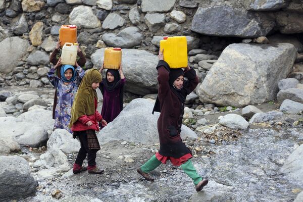 小川から水を汲み、タンクに入れて運ぶ少女たち（アフガニスタン・ナンガルハール州、23日） - Sputnik 日本