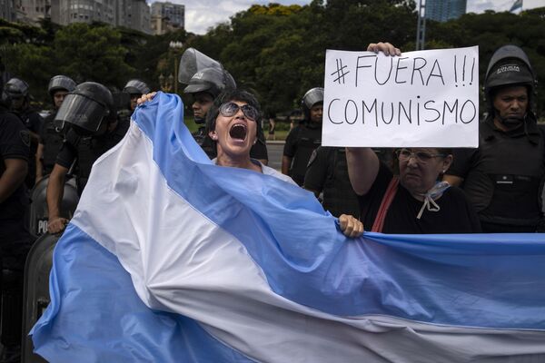 中南米カリブ海諸国共同体（CELAC）首脳会議の開催に抗議するデモで、アルゼンチンの国歌を歌う女性（アルゼンチン・ブエノスアイレス、24日） - Sputnik 日本