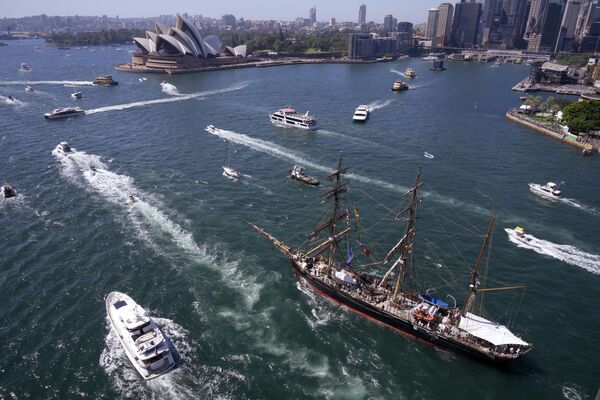 オーストラリア・デーの式典で、ポート・ジャクソン湾を航行するプレジャーボートと大型船（オーストラリア・シドニー、26日） - Sputnik 日本
