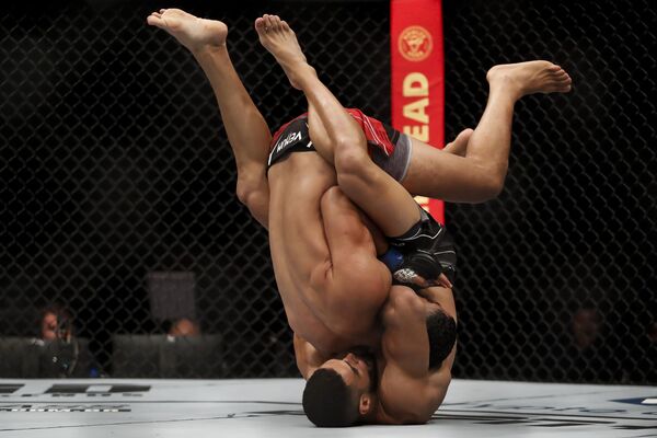 総合格闘技イベント「UFC283」のウェルター級戦で、チュニジアのムニル・ラゼーズを倒すブラジルのガブリエル・ボンフィム（ブラジル・リオデジャネイロ、21日） - Sputnik 日本
