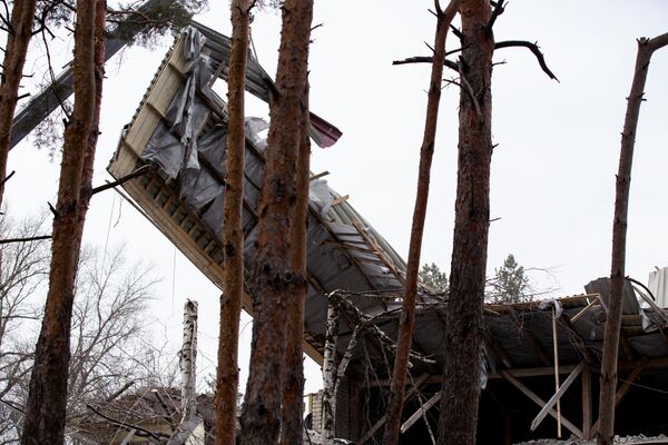 病院から撤去される瓦礫（ルガンスク人民共和国・ノボアイダル、29日） - Sputnik 日本