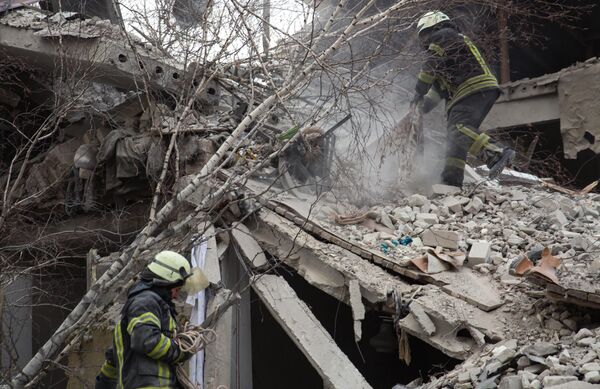 病院の建物から瓦礫を撤去する救急隊員（ルガンスク人民共和国・ノボアイダル、29日） - Sputnik 日本