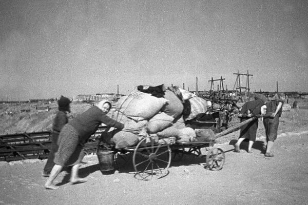荒廃したスターリングラード（現ヴォルゴグラード）から避難する人々（1942年8月） - Sputnik 日本