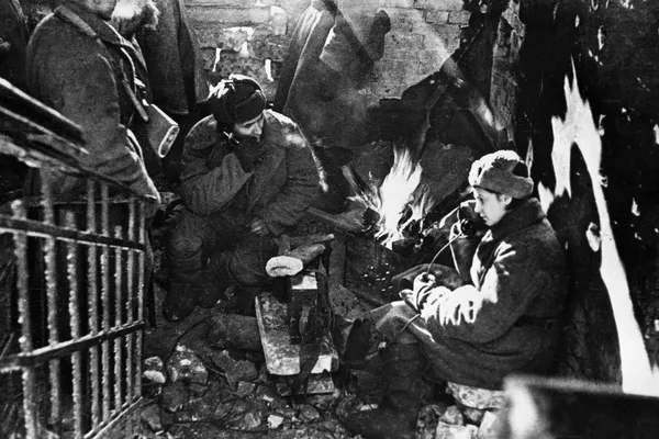スターリングラードでの戦闘に参加する通信兵(1943年2月) スターリングラードでの戦闘に参加する通信兵(1943年2月) - Sputnik 日本