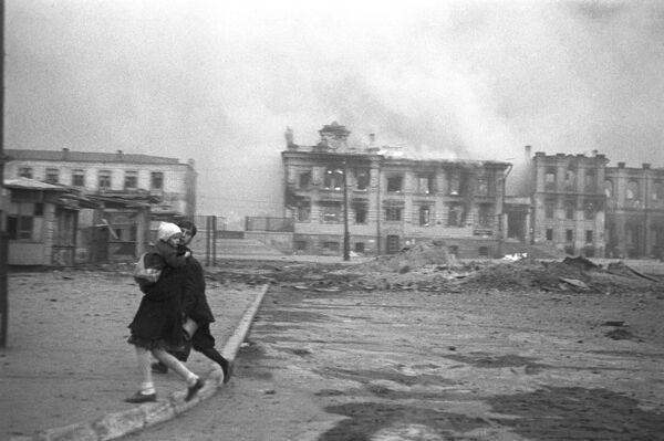 ドイツ軍の空襲を受けたスターリングラード（現ヴォルゴグラード）の駅前広場（1942年9月） - Sputnik 日本