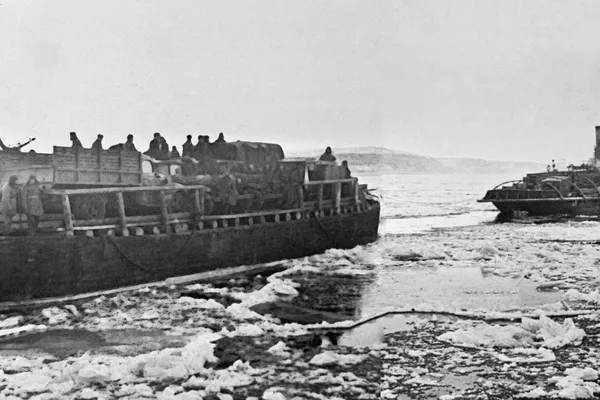 ヴォルガ川を渡るはしけ(1942年12月) ヴォルガ川を渡るはしけ(1942年12月) - Sputnik 日本