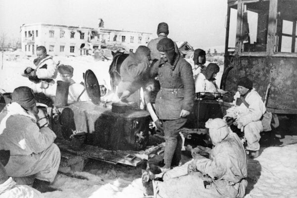 戦闘の合間に昼食をとる兵士たち（1943年1月） - Sputnik 日本