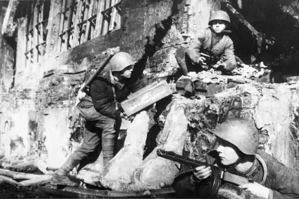 爆薬の箱を置く工兵（1942年7月） - Sputnik 日本