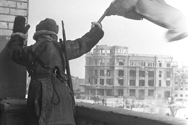 解放された街に旗を掲げる兵士(1943年2月) 解放された街に旗を掲げる兵士(1943年2月) - Sputnik 日本