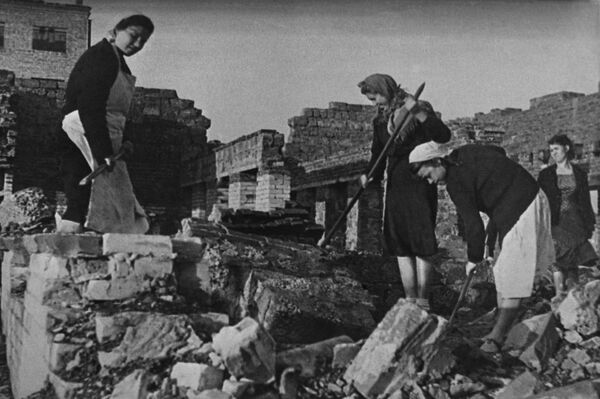 戦闘終結後、街の路上で建物の解体作業をする女性たち（1943年6月） - Sputnik 日本
