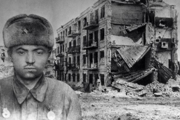 ソ連連邦英雄のヤコフ・パブロフ軍曹。後方に写っているのは破壊されたアパート - Sputnik 日本