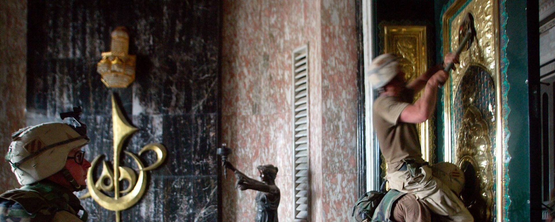 バグダッドにあるサダム・フセイン宮殿の正面扉から大統領の装飾を剥がす米軍兵士（2003年4月） - Sputnik 日本, 1920, 05.02.2023