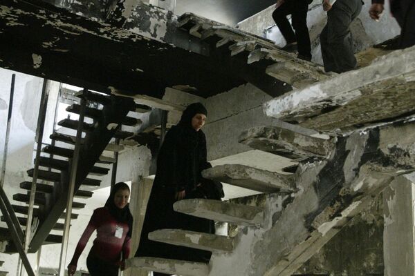焼け落ちたバグダッドのムサンナ図書館の階段を上る職員（2004年3月） - Sputnik 日本