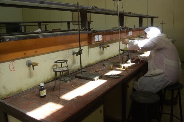 バグダッドのムスタンシリヤ大学で、残った機材で実験をする学生（2004年8月） - Sputnik 日本