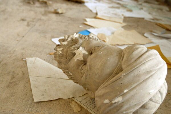 バグダッドにある国内最大の考古学博物館で、瓦礫の中に横たわる像の一部（2003年4月） - Sputnik 日本