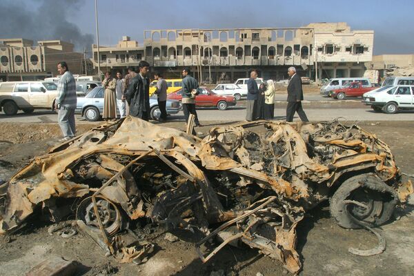 バグダッドの路上に置かれた、ミサイルによって焼失した車（2003年3月） - Sputnik 日本