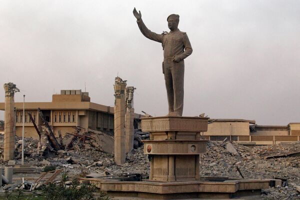 瓦礫が積まれたイラク空軍司令部の中央に立つイラクのサダム・フセインの銅像（2003年4月） - Sputnik 日本