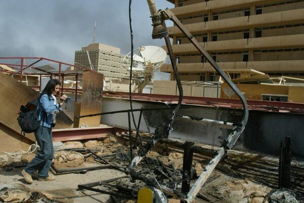 バグダッドにあるプレスセンター屋上で、ミサイルで破壊されたテント村を撮影するギリシャ人記者（2003年3月） - Sputnik 日本