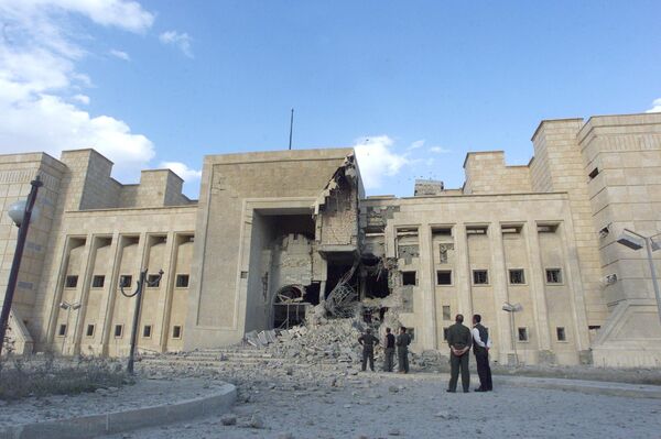 夜間にミサイル攻撃を受けたティクリート博物館を眺めるイラクのバアス党幹部ら（2003年3月） - Sputnik 日本