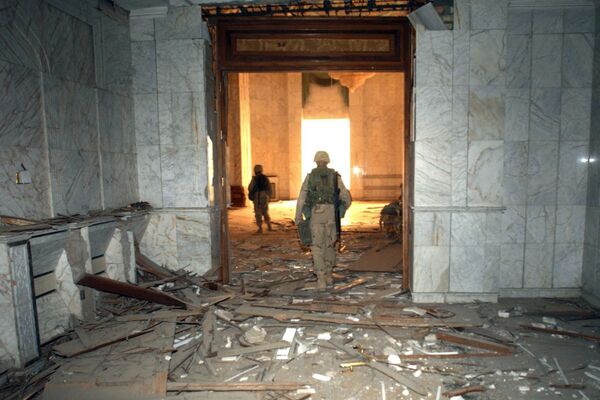 バグダッド国際空港近くで、奪取した大統領官邸を確認する歩兵第3師団の米軍兵士たち（2003年4月） - Sputnik 日本