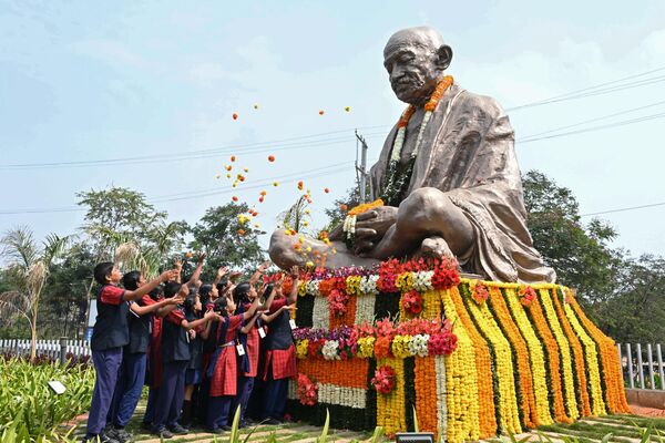 命日を記念してマハトマ・ガンジーの像に花を手向ける児童（インド・ハイデラバード、30日） - Sputnik 日本