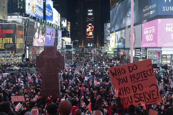 交通取り締まり中、タイア・ニコルズさんを暴行し死亡させたメンフィス警察に抗議するため、タイムズスクエアに集まった市民（米ニューヨーク、28日） - Sputnik 日本