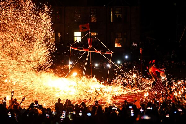 炎の祭り「ウップ・ヘリー・アー」で街を練り歩くUp Helly Aa祭のパレードに参加する参加者たち（英シェトランド諸島・ラーウィック、31日） - Sputnik 日本