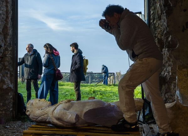 考古学公園で発見された等身大の古代ローマのヘラクレス像を撮影する考古学者（イタリア・ローマ、30日） - Sputnik 日本